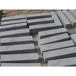 棗莊混凝土路沿石加工廠 人行道路沿石價格及仿石材彩磚應用解析